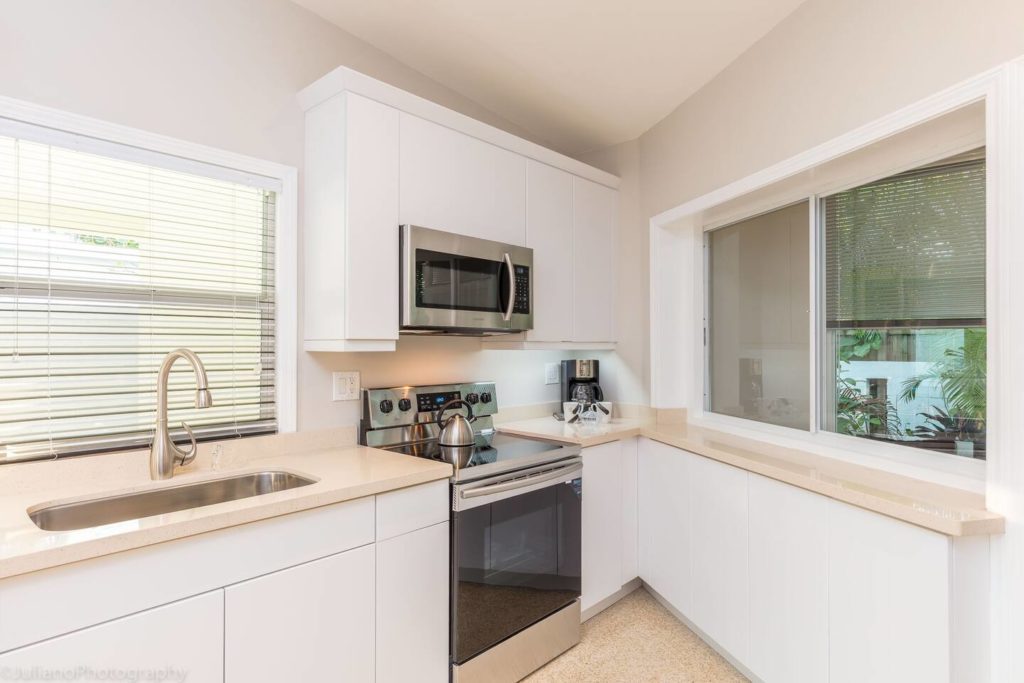 Kitchen counter pass through bar area to Florida room